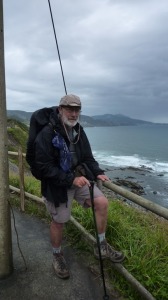 un pélerin au bord de l'eau